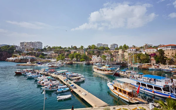 Yat Limanı ve kırmızı Ev'in havadan görünümü eski kasaba timelapse Antalya, Türkiye çatılar. Turistik Şehir Merkezi Antalya deniz koyunda. Antalya, Türkiye'nin Simgesel Yapı güneşli bir günde. Antalya, yatlara seyahat