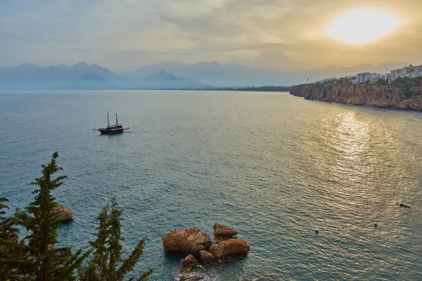 Navio Com Montanhas Taurus Antalya Turquia Pôr Sol — Fotografia de Stock