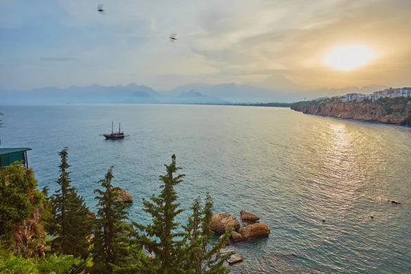 Ett Fartyg Med Taurusbergen Antalya Turkiet Och Solnedgång — Stockfoto