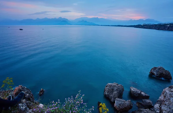 Pôr Sol Antalya Turquia Mar Flores Primeiro Plano — Fotografia de Stock