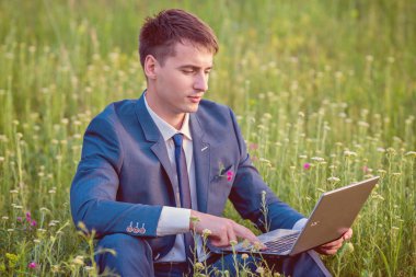 Dizüstü bilgisayar ile sahada başarılı adam