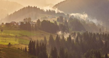 Şiddetli yağmur güneşli havalarda. Dağlarda inanılmaz bir doğal olay