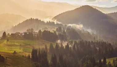 Dağ tepe üzerinde yağmur bulutları. doğal peyzaj.