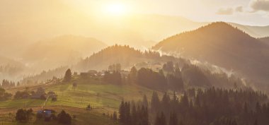Dağ tepe üzerinde yağmur bulutları. doğal peyzaj.
