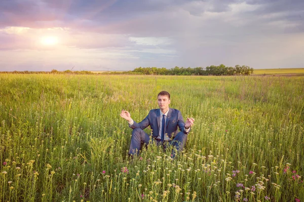 Vreedzame Zakenman Zitten Lotus Pose Ontspannen Tegen Natuur Scène — Stockfoto