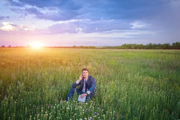 Podnikatel Sedí Svém Obleku Sluneční Louka Pod Modrou Oblohu Voláte — Stock fotografie