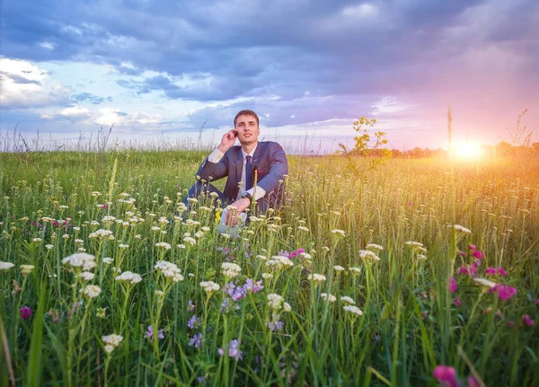 Uomo Affari Seduto Giacca Cravatta Campo Sole Verde Sotto Cielo — Foto Stock