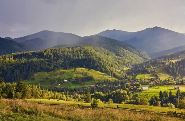 Şiddetli yağmur güneşli havalarda. Dağlarda inanılmaz bir doğal olay