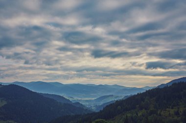 dağlık manzara ormanlık tepeleri ile. bulutlu bir günde güzel yaz sahne