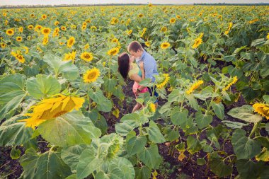 Genç kız ve genç bir adamiçin de Ayçiçeği tarlası