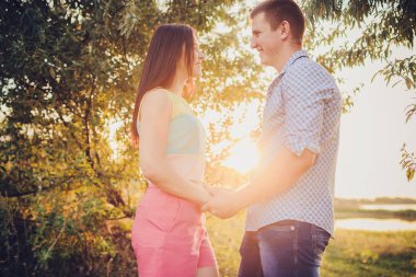 Doğada yürüyüş aşık genç Çift