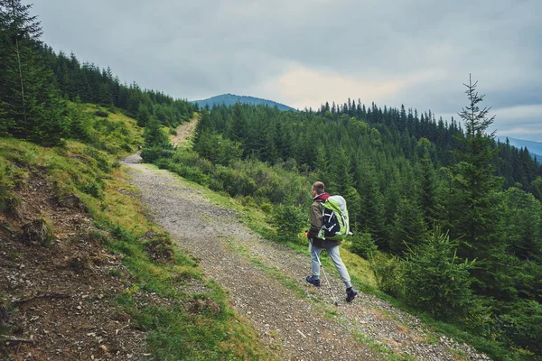 Senderismo Hombre Las Montañas Del Atardecer Con Mochila Pesada Travel — Foto de Stock