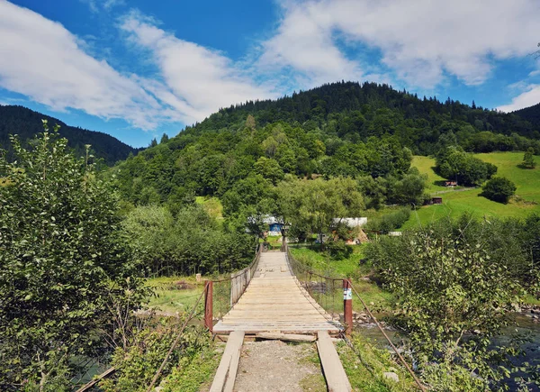 Opphengsbru Elven Lang Taubro Krysser Bekken Landsbyen – stockfoto