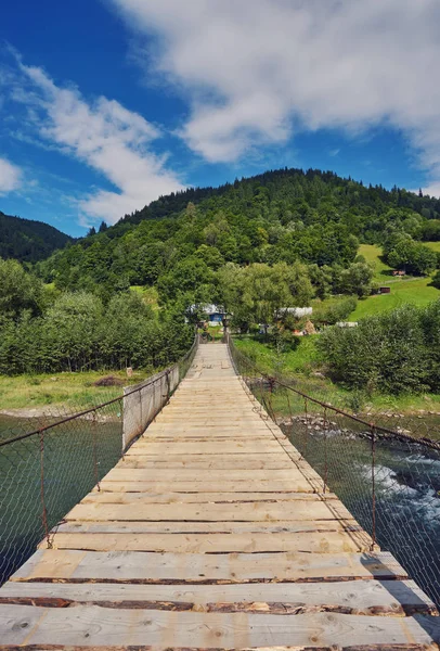 Visutý Most Přes Řeku Dlouhé Lano Mostu Přes Potok Obci — Stock fotografie