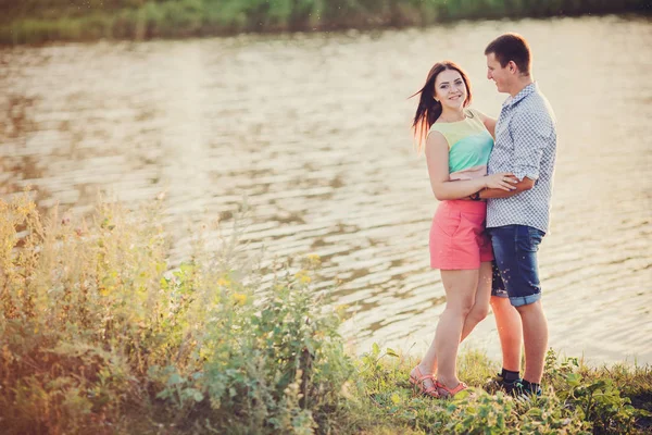 Jovem Casal Apaixonado Andando Natureza — Fotografia de Stock