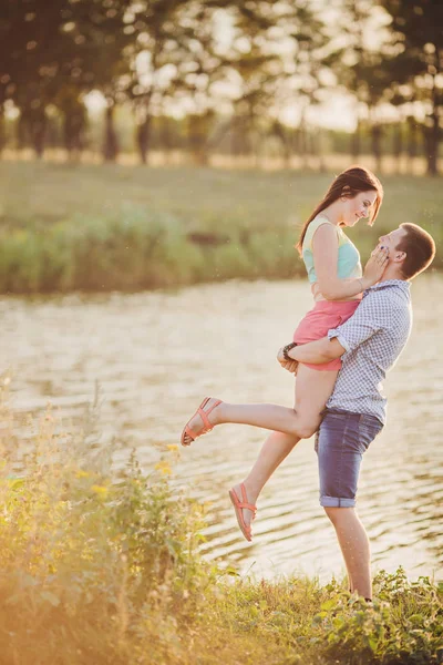 Pecinta Danau Pasangan Muda Jatuh Cinta Duduk Taman Dekat Air — Stok Foto