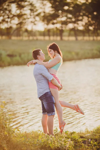 Amantes Num Lago Jovem Casal Apaixonado Sentado Chão Parque Perto — Fotografia de Stock