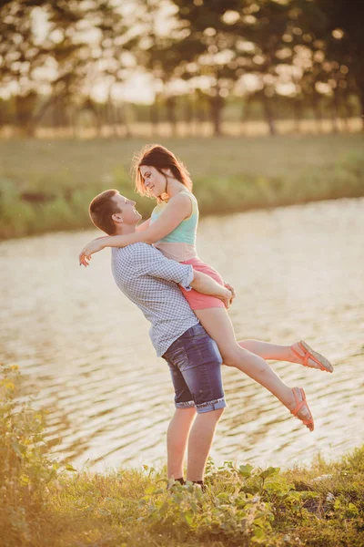 Jovem Casal Apaixonado Andando Natureza — Fotografia de Stock