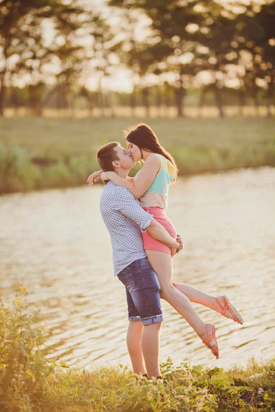 Verliebte Einem See Ein Junges Verliebtes Paar Sitzt Auf Dem — Stockfoto