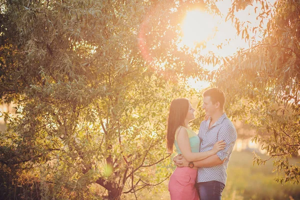 Pasangan Muda Jatuh Cinta Bersama Alam Musim Panas — Stok Foto