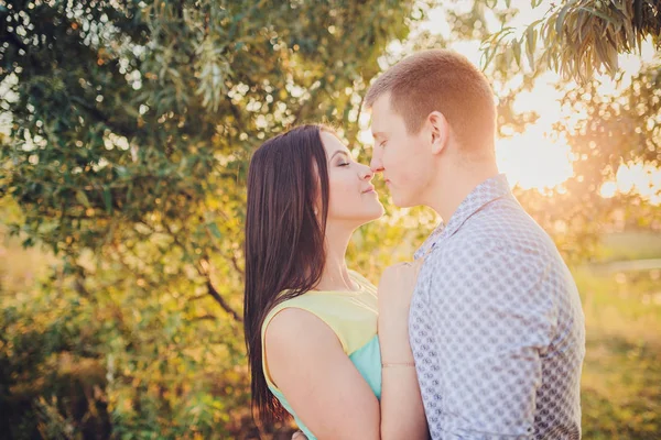 Jovem Casal Apaixonado Juntos Natureza Verão — Fotografia de Stock