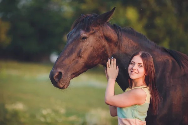 Pięknych Młodych Kobiet Spaceru Przytulanie Jej Brązowy Koń Odkryty — Zdjęcie stockowe