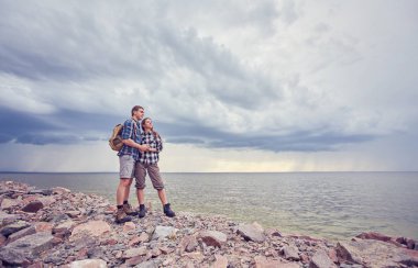 Sırt çantaları açık havada kaç turist. Macera. Turizm