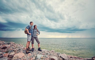Sırt çantaları açık havada kaç turist. Macera. Turizm