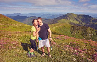 bir turist çift özgürlük hissi ile bir dağın tepesinde duruyoruz.