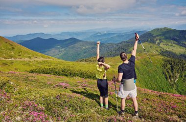 kaç yürüyüşçü günbatımı dağlar, seyahat ve açık macera kavramı panoramik zevk sırt çantaları ile