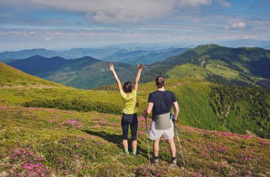 kaç yürüyüşçü günbatımı dağlar, seyahat ve açık macera kavramı panoramik zevk sırt çantaları ile