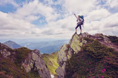 genç kadın backpacker gündoğumu sahil dağ tepe, tezahürat