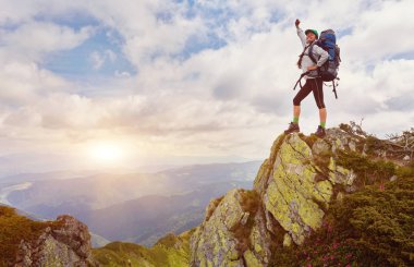 başarılı genç kadın backpacker Kollarını açarak dağ tepe üzerinde