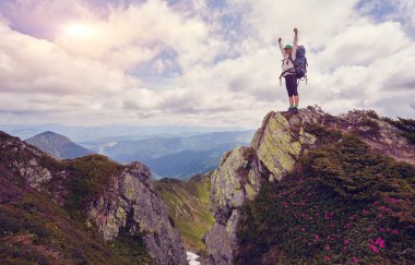 genç kadın backpacker gündoğumu sahil dağ tepe, tezahürat