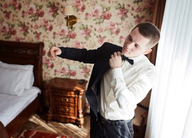 damat elbise gömlek düğün günü sabahında