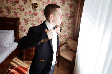 damat elbise gömlek düğün günü sabahında