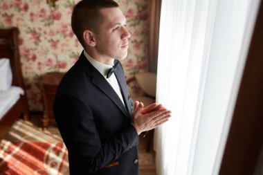 damat elbise gömlek düğün günü sabahında