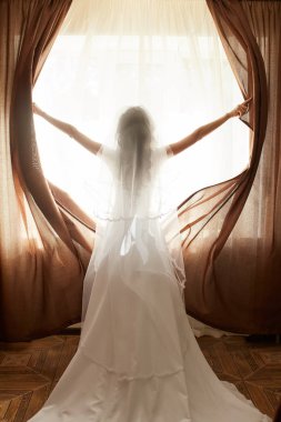 bir pencere kapalı karşı güzel bir gelin portresi