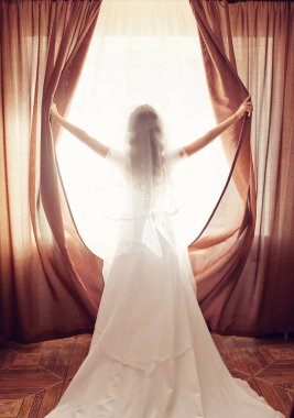 bir pencere kapalı karşı güzel bir gelin portresi