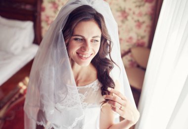 bir pencere kapalı karşı güzel bir gelin portresi