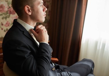 elinde düğün damat takım elbise hazırlanıyor