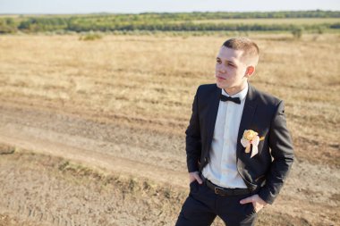 mutlu ve Genç damat siyah ceket ayakta alanında