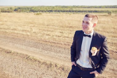 mutlu ve Genç damat siyah ceket ayakta alanında