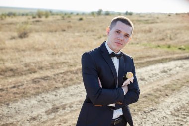 mutlu ve Genç damat siyah ceket ayakta alanında