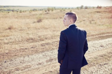 mutlu ve Genç damat siyah ceket ayakta alanında