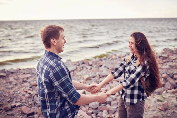 Amantes Lago Pareja Joven Enamorada Sentada Suelo Del Parque Cerca — Foto de Stock