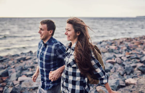 Щаслива Пара Біжить Біля Озера — стокове фото