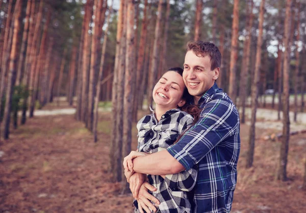 Šťastný Pár Milující Pár Užívající Chvíle Štěstí Parku Láska Něha — Stock fotografie