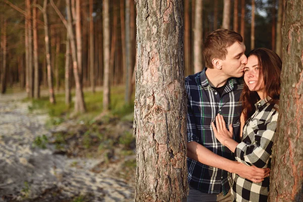 Young Man Kisses Girl Park — Stock Photo, Image