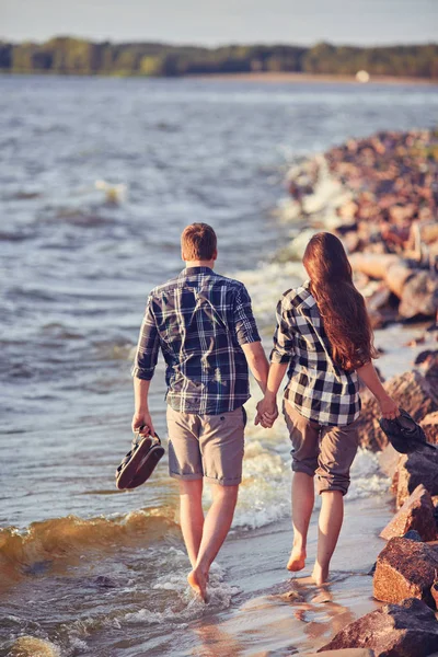 Coppia Felice Che Corre Vicino Lago — Foto Stock